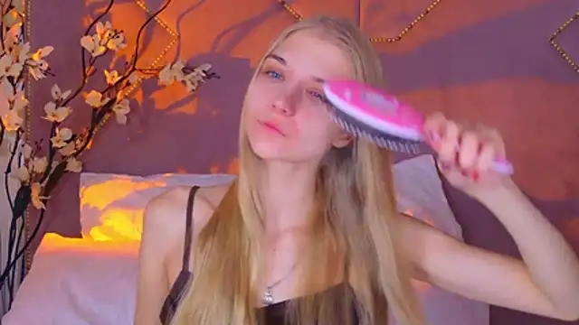 4example Chloe online show from 6, 11, 2025