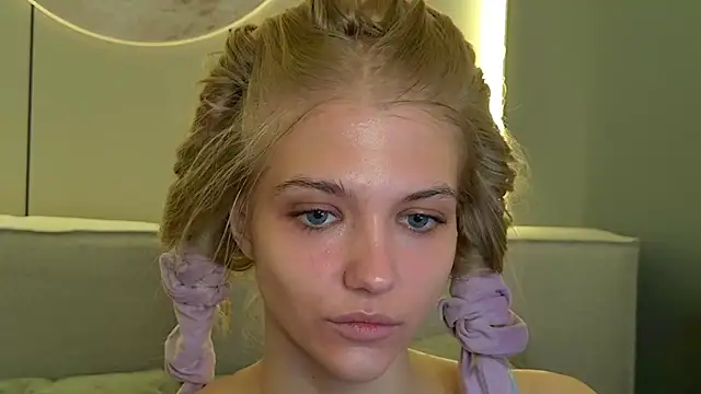 4example Chloe online show from 21, 4, 2026