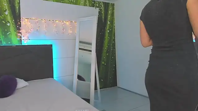 HollyTailors online show from 17, 9, 2025