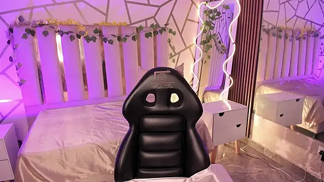CYRUS TAY online show from 6, 7, 2026