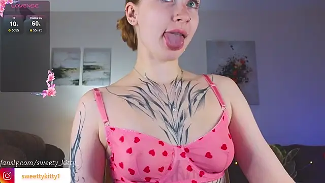 Snapshot of sweettykitty chatting on 21, 10, 2025 sweettykitty online show from 21, 10, 2025