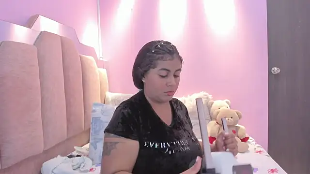 Snapshot of AndreaSweet2 chatting on 13, 12, 2025 AndreaSweet2 online show from 13, 12, 2025