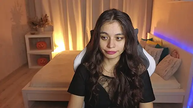 Leila Hefner online show from 7, 11, 2025