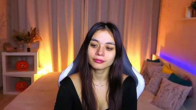 Leila Hefner online show from 22, 11, 2025