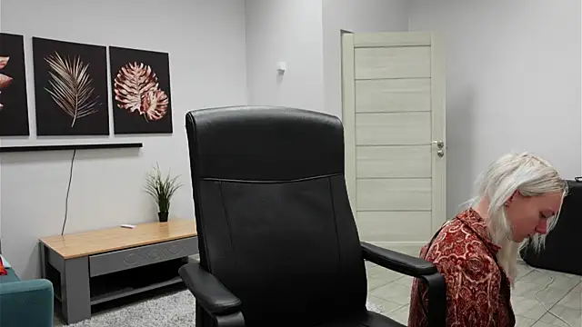 Snapshot of Laura_Chaplin chatting on 6, 11, 2025 Laura Chaplin online show from 6, 11, 2025