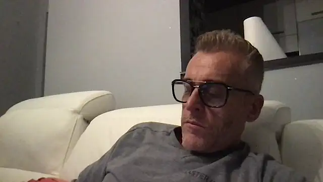 Axl hot online show from 8, 11, 2025