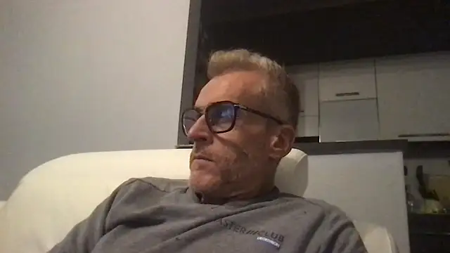 Axl hot online show from 17, 11, 2025