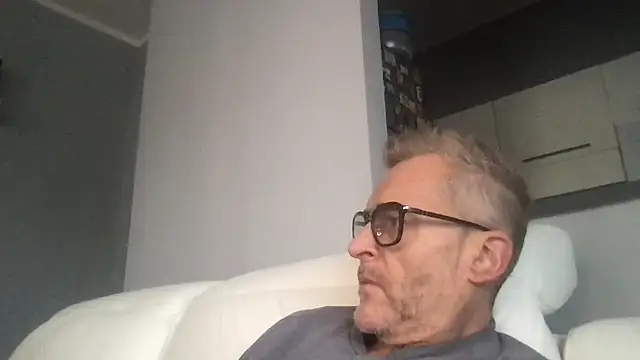 Axl hot online show from 23, 11, 2025