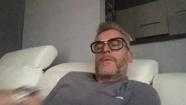 Axl hot online show from 17, 1, 2026