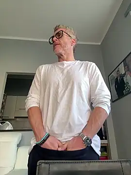 Axl hot online show from 24, 2, 2026