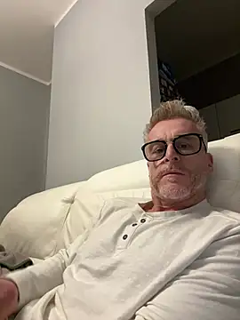 Axl hot online show from 18, 3, 2026