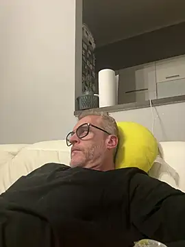 Axl hot online show from 4, 4, 2026