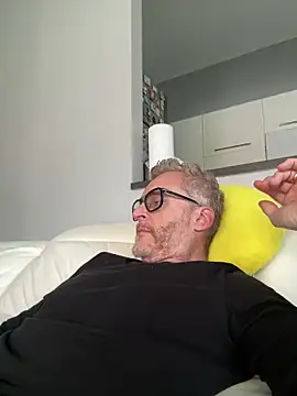 Axl hot online show from 18, 4, 2026