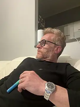 Axl hot online show from 18, 4, 2026