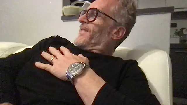 Axl hot online show from 19, 4, 2026