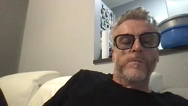 Axl hot online show from 21, 4, 2026