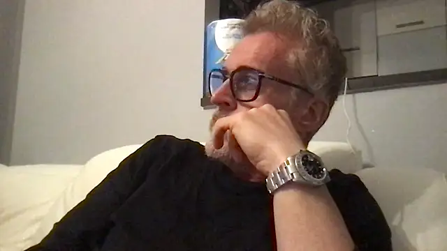 Axl hot online show from 22, 4, 2026