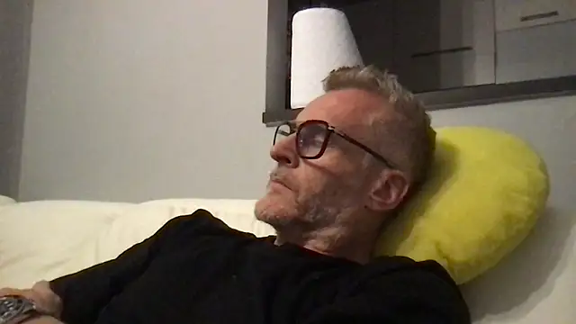 Axl hot online show from 27, 4, 2026