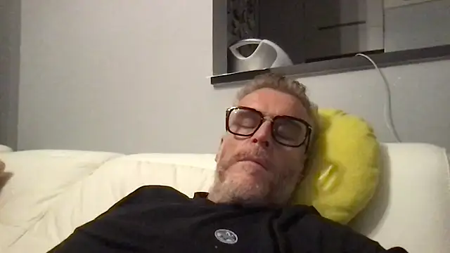 Snapshot of Axl_hot chatting on 4, 5, 2026 Axl hot online show from 4, 5, 2026