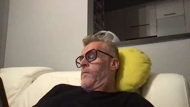 Snapshot of Axl_hot chatting on 6, 5, 2026 Axl hot online show from 6, 5, 2026