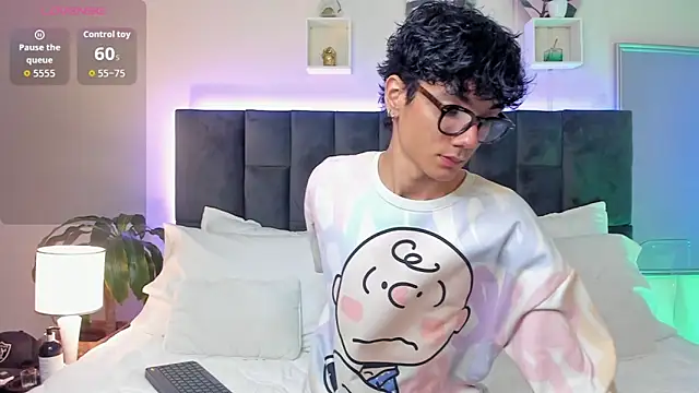 Snapshot of Phillicious__ chatting on 4, 10, 2025 Phillicious online show from 4, 10, 2025