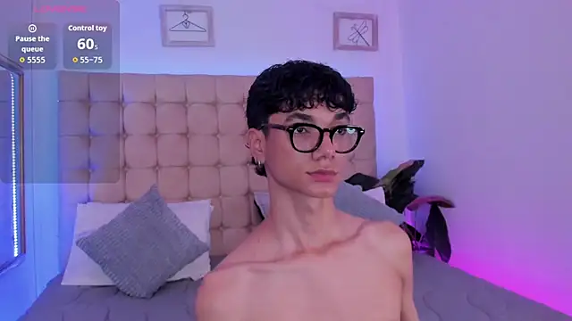 Snapshot of Phillicious__ chatting on 5, 11, 2025 Phillicious online show from 5, 11, 2025