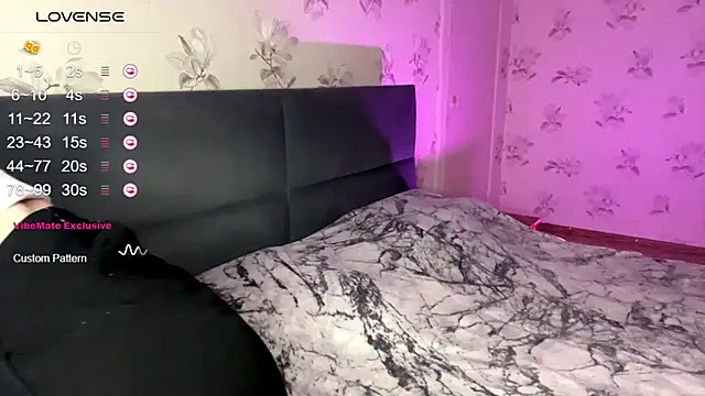 Snapshot of DiaDavidson chatting on 13, 10, 2025 DiaDavidson online show from 13, 10, 2025