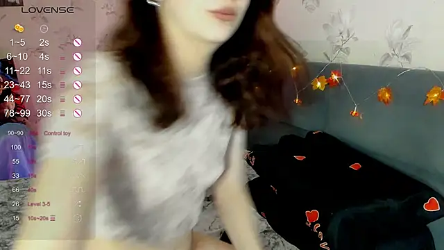 Snapshot of DiaDavidson chatting on 24, 11, 2025 DiaDavidson online show from 24, 11, 2025