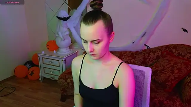 Kelly Cartier online show from 1, 11, 2025