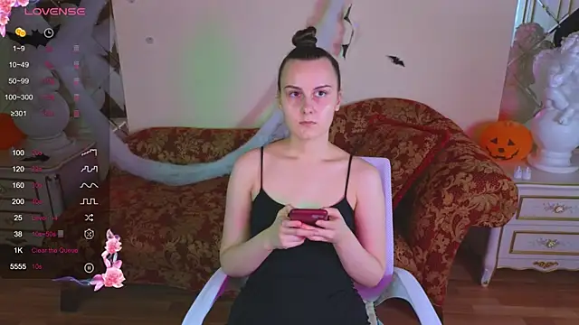 Kelly Cartier online show from 6, 11, 2025