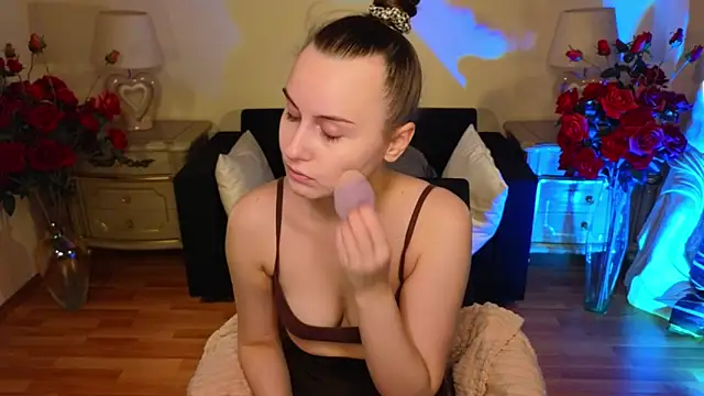 Kelly Cartier online show from 4, 12, 2025