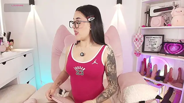 justonecute online show from 2, 6, 2026