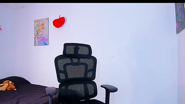 Laura Ivy online show from 24, 6, 2026