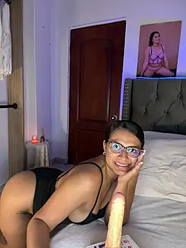 Snapshot of ema_zoe chatting on 9, 6, 2026 ema zoe online show from 9, 6, 2026