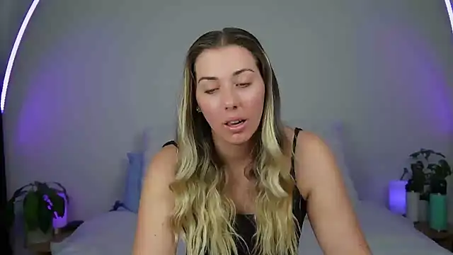 Snapshot of louiseberkeley chatting on 4, 10, 2025 louiseberkeley online show from 4, 10, 2025