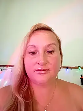 Snapshot of XHelenaX90 chatting on 23, 9, 2025 XHelenaX90 online show from 23, 9, 2025