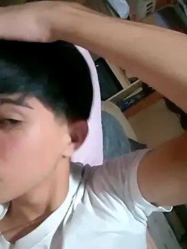 LUISSLEONN0958 online show from 10, 9, 2025