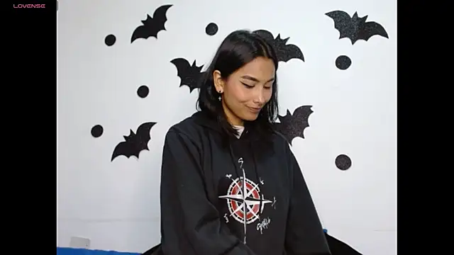 Snapshot of Gia_Lee chatting on 28, 10, 2025 Gia Lee online show from 28, 10, 2025