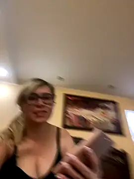 Crystal00Girl online show from 7, 10, 2025