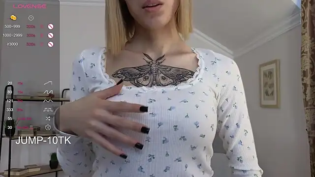 Snapshot of Sonia_Jones chatting on 4, 12, 2025 Sonia Jones online show from 4, 12, 2025