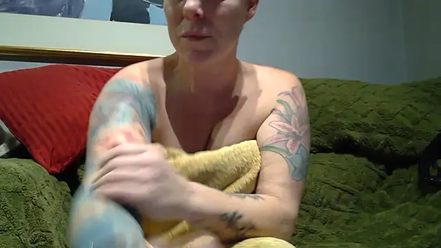 Snapshot of Island_Siren chatting on 23, 10, 2025 Island Siren online show from 23, 10, 2025