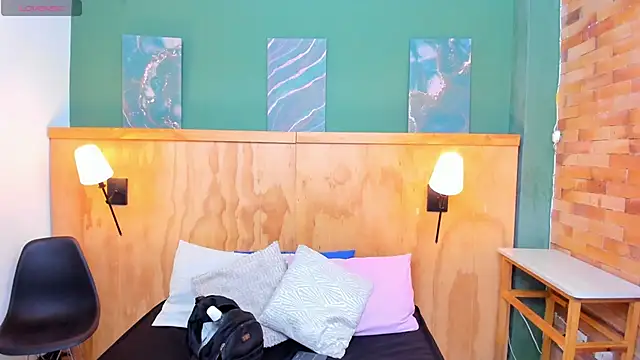 halleylorens online show from 21, 4, 2026