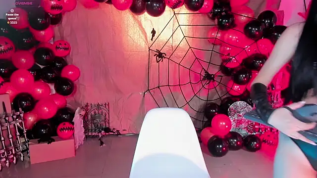 Snapshot of Natti_london chatting on 13, 10, 2025 Natti london online show from 13, 10, 2025