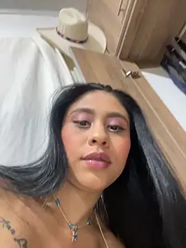 Snapshot of LuluMonroe_Eup chatting on 21, 10, 2025 LuluMonroe Eup online show from 21, 10, 2025