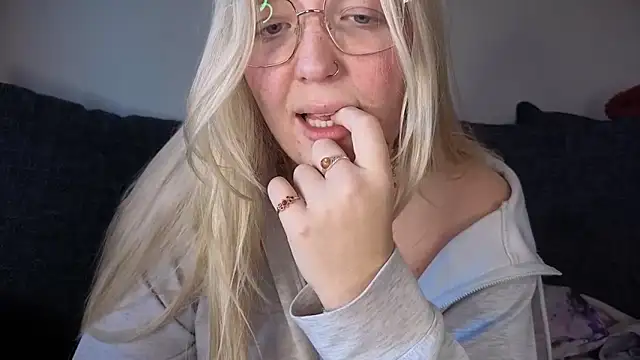 Daisyxoxo  online show from 2, 11, 2025