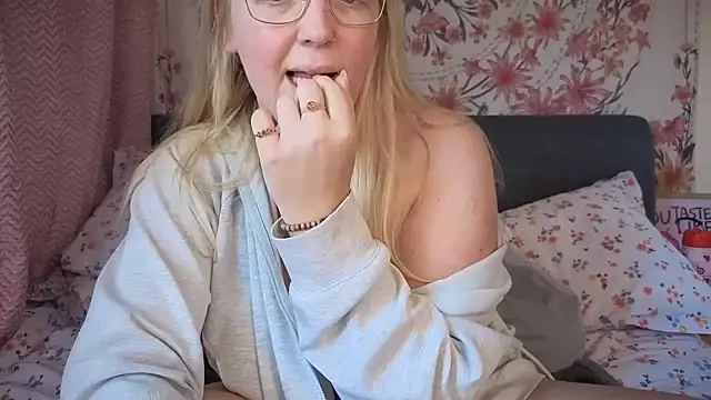 Daisyxoxo  online show from 16, 11, 2025