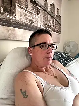 Snapshot of voluptuous-minx chatting on 5, 12, 2025 voluptuous-minx online show from 5, 12, 2025