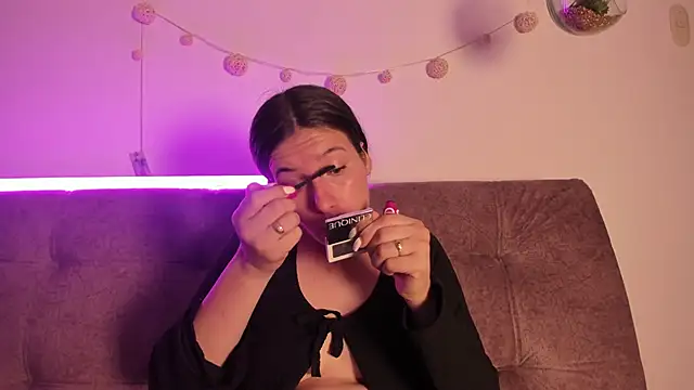 katalella brown1 online show from 30, 9, 2025