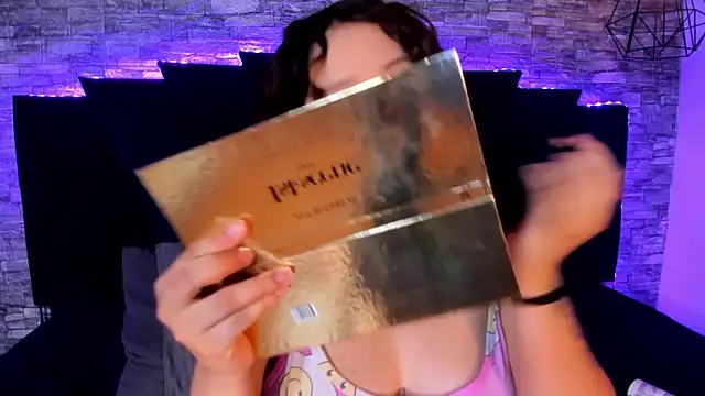 Suxan White  online show from 22, 4, 2026