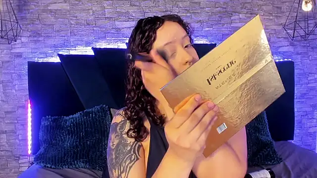 Suxan White  online show from 28, 4, 2026